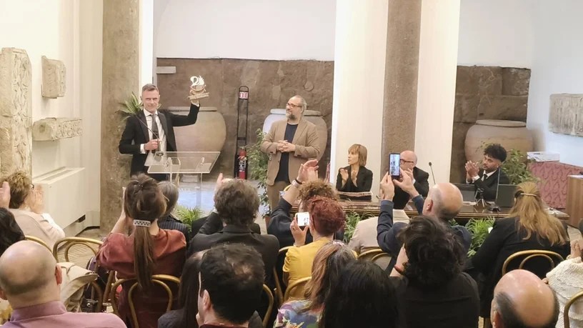 Il regista Luca Pizzurro riceve il premio per lo spettacolo "I Will", vincitore dell'edizione 2026 dell'Italian Shakespeare Festival
